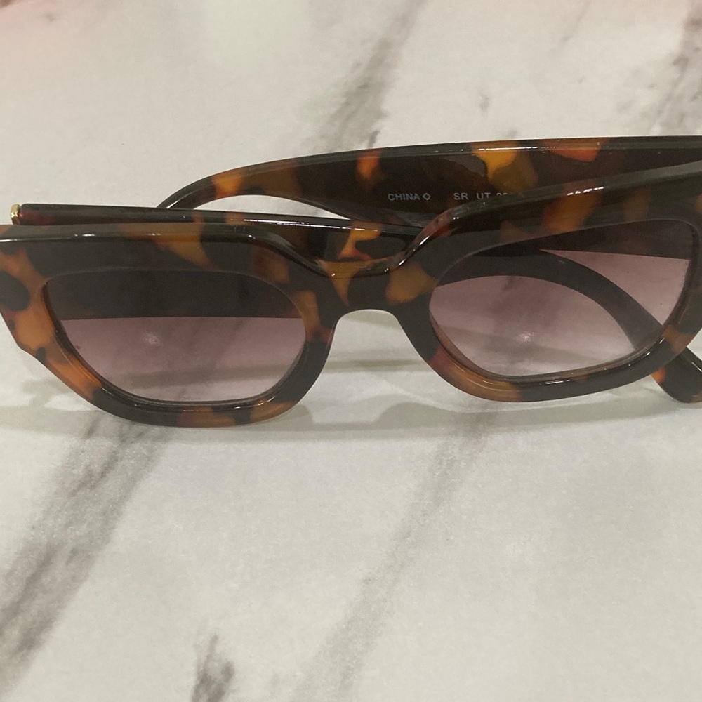 Tortoiseshell Cat-Eye Sunglasses - Brown